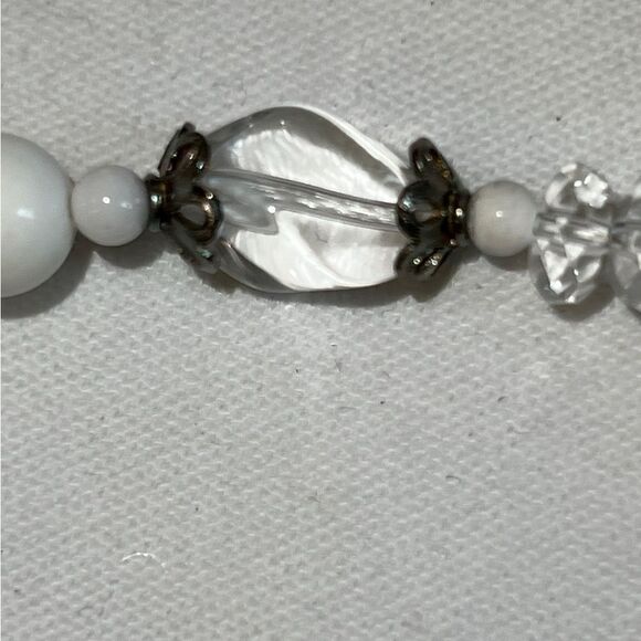 White and Crystal beads on silver chain - Picture 7 of 7